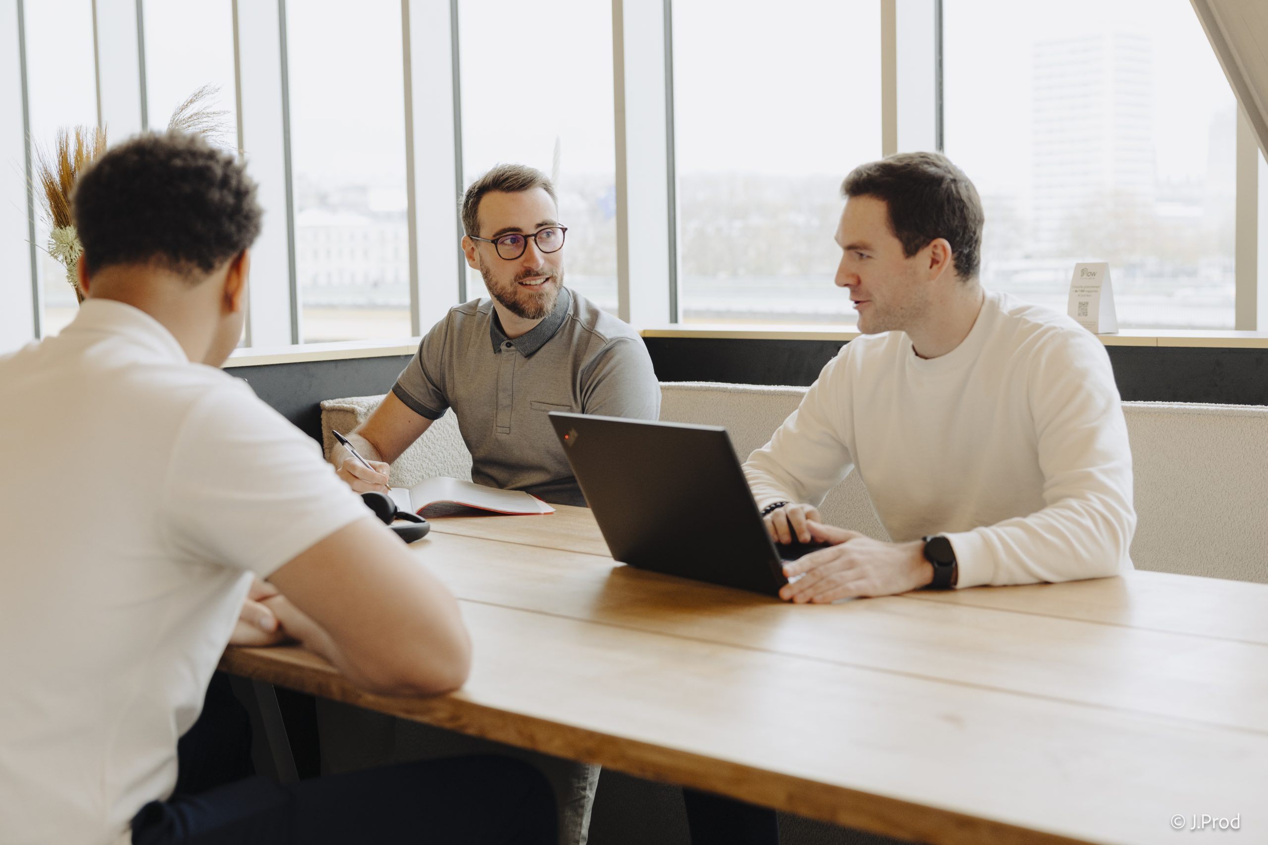 Équipe actylink en réunion sur un recrutement industriel pour un client